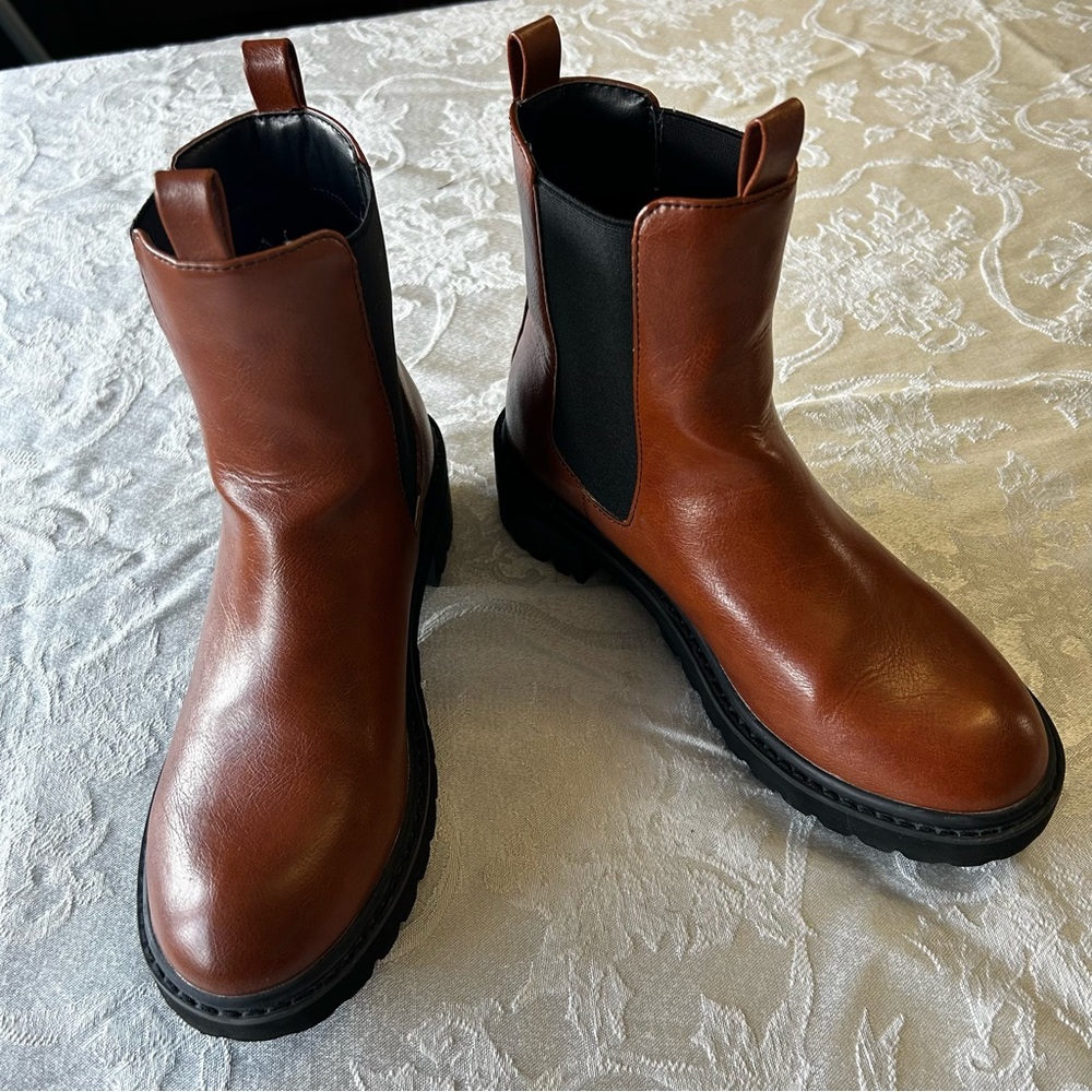 The Drop Saviah Chunky Sole Pull-On Chelsea Boots Womenβs Size 7.5 US, 38.5 EU